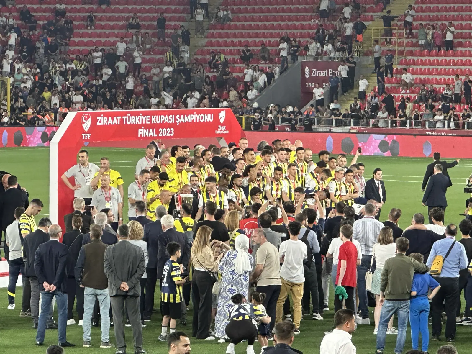 Ziraat Türkiye Kupası 2023 şampiyonluk kutlaması yapan Fenerbahçe takımı ve teknik ekibi.